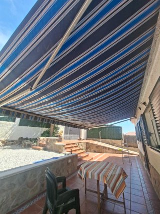 Toldo retráctil grande brazos articulados