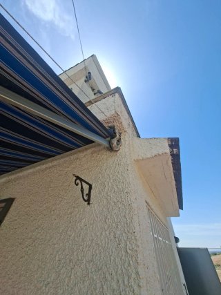 Toldo retráctil grande brazos articulados