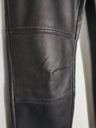 Pantalones Bershka símil piel anchos negros