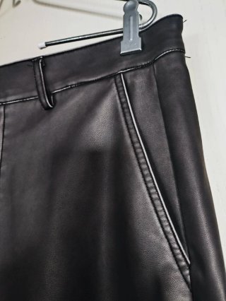 Pantalones Bershka símil piel anchos negros
