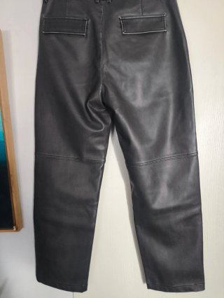 Pantalones Bershka símil piel anchos negros