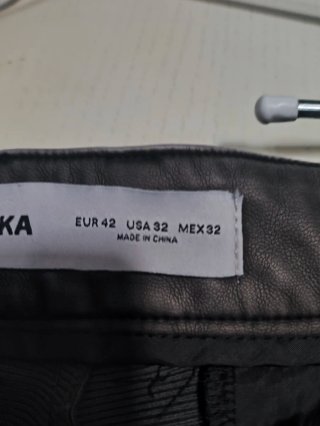 Pantalones Bershka símil piel anchos negros