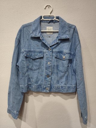Chaqueta vaquera Bershka tachuelas brillos