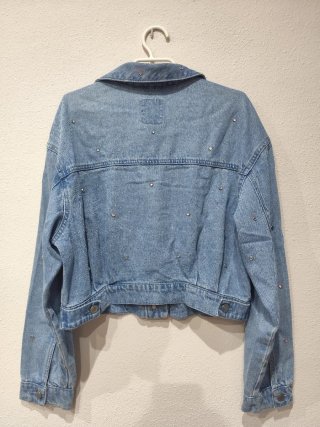 Chaqueta vaquera Bershka tachuelas brillos