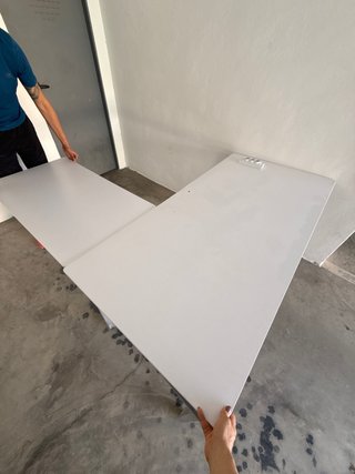Escritorio blanco grande de madera y metal