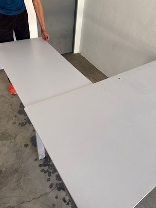 Escritorio blanco grande de madera y metal