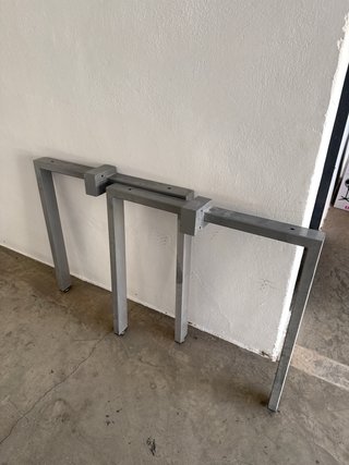 Escritorio blanco grande de madera y metal
