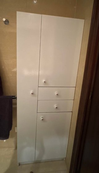 Armario blanco madera baño