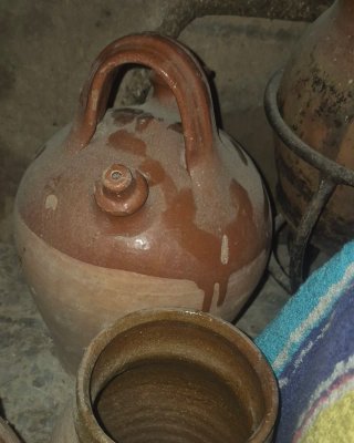 Botijo de barro antiguo