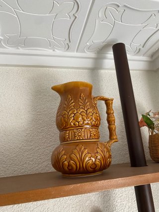 Jarrón de cerámica marrón con relieve