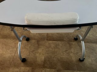 Mesa de manicura portátil y plegable.