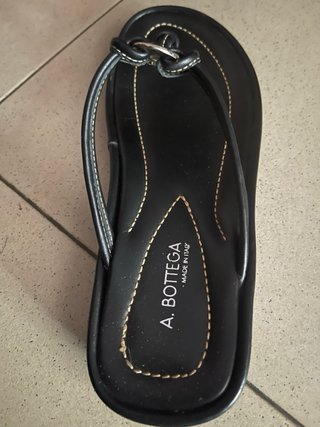 A. BOTTEGA Sandali infradito in pelle N.38