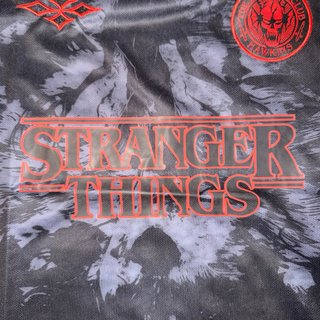 Camiseta Stranger Things Negra y Roja