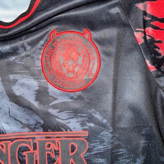 Camiseta Stranger Things Negra y Roja
