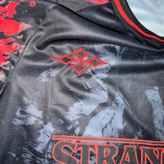 Camiseta Stranger Things Negra y Roja