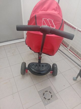 Triciclo infantil con capota roja