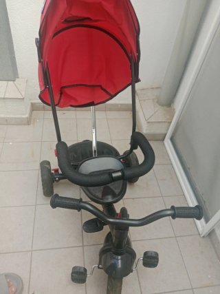 Triciclo infantil con capota roja