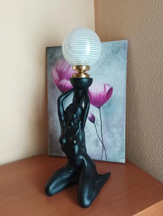 Lámpara Figura Mujer Vintage Negra Dorada