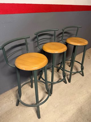 Taburetes de madera y metal