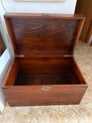 Baúl de madera caoba con cerradura