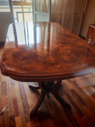 Gran mesa de salon. Extensible.
