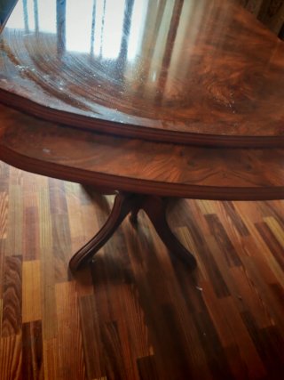 Gran mesa de salon. Extensible.