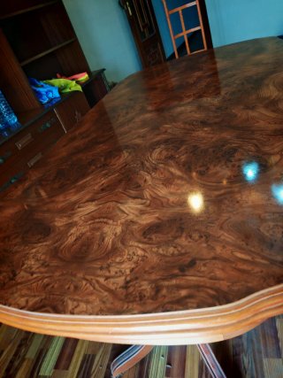 Gran mesa de salon. Extensible.