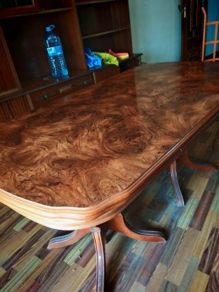 Gran mesa de salon. Extensible.