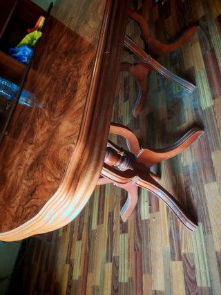 Gran mesa de salon. Extensible.