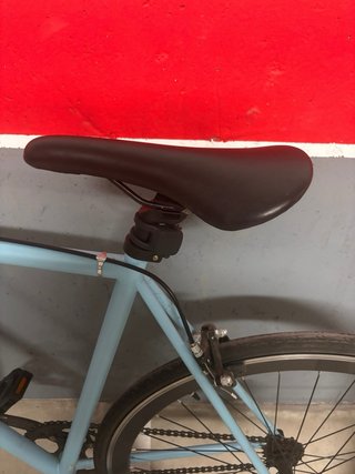 Bicicleta de ciudad azul.