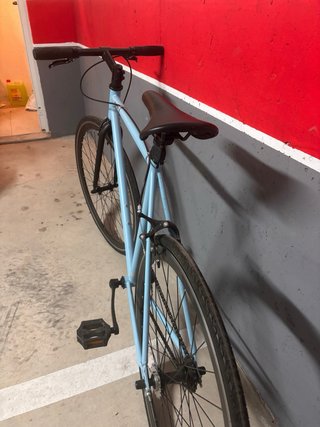 Bicicleta de ciudad azul.