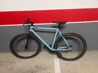 Bicicleta de ciudad azul.