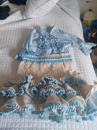 Traje de flamenca beige y celeste, tirantes inclui