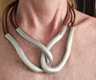 Gargantilla cuero-zamak bañado en plata.1 para mi