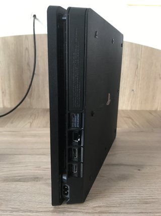 PS4 Slim con 1 mando y 3 Fifas