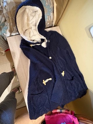 Abrigo de lana azul marino con capucha