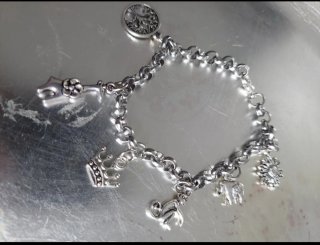 Pulsera con dijes Rey León plata