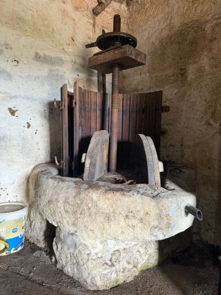 Prensa de vino de piedra antigua