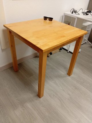 Mesa de pino macizo con su cristal.