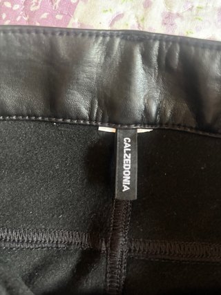 Pantalón largo de cuero negro de mujer.