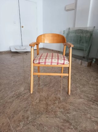 Silla de madera con asiento tapizado