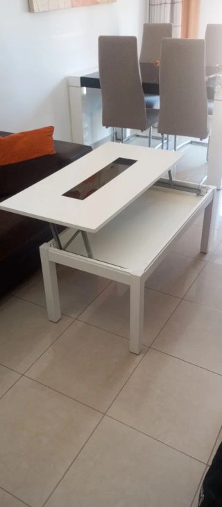 Mesa de centro blanca con cristal negro