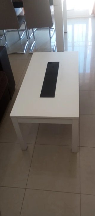 Mesa de centro blanca con cristal negro
