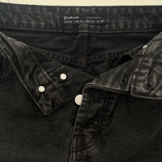 Falda vaquera negra Stradivarius, muy cómoda