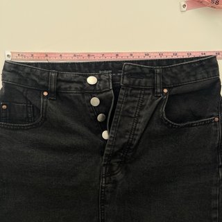 Falda vaquera negra Stradivarius, muy cómoda