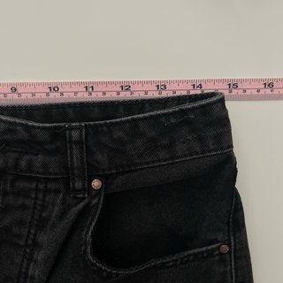 Falda vaquera negra Stradivarius, muy cómoda