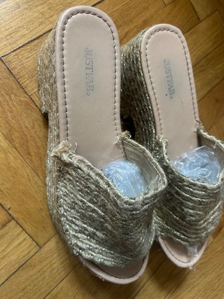 Sandalias Justfab Beige y Dorado