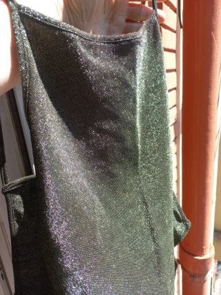 Top brillante verde y dorado de lame