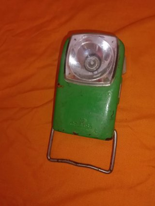 Linterna antigua verde con soporte