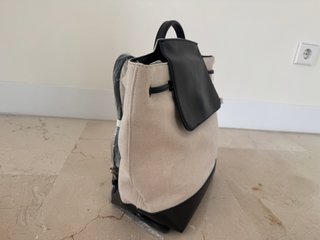 Mochila elegante de lona beige y negra